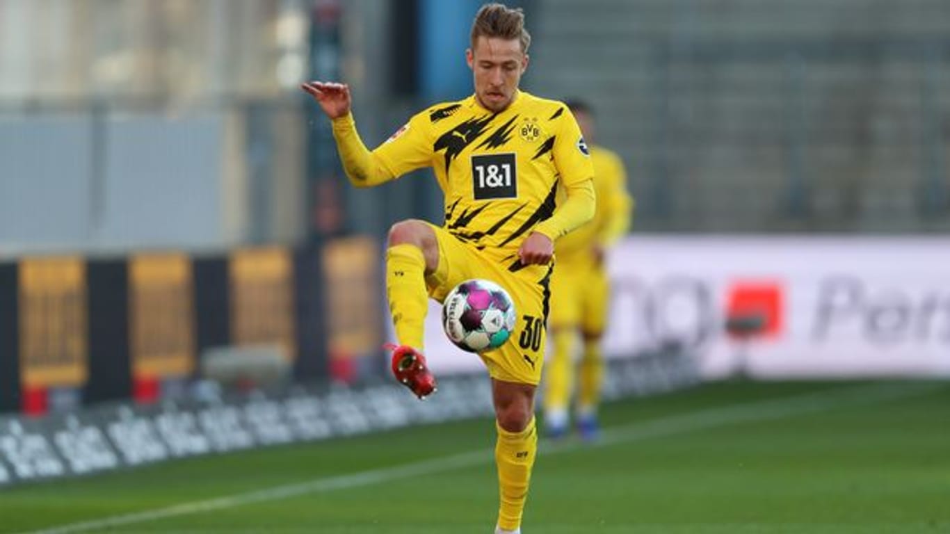 BVB-Verteidiger Felix Passlack nimmt den Ball an.