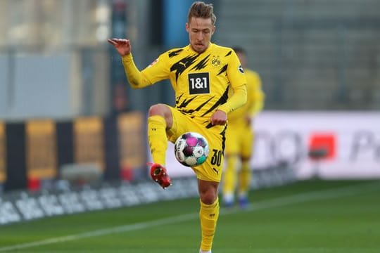 BVB-Verteidiger Felix Passlack nimmt den Ball an.