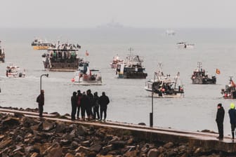 Fischerboote auf See vor der Küste von Jersey: Französische Fischer hatten ihre Boote aus Protest vor der englischen Kanalinsel Jersey versammelt.