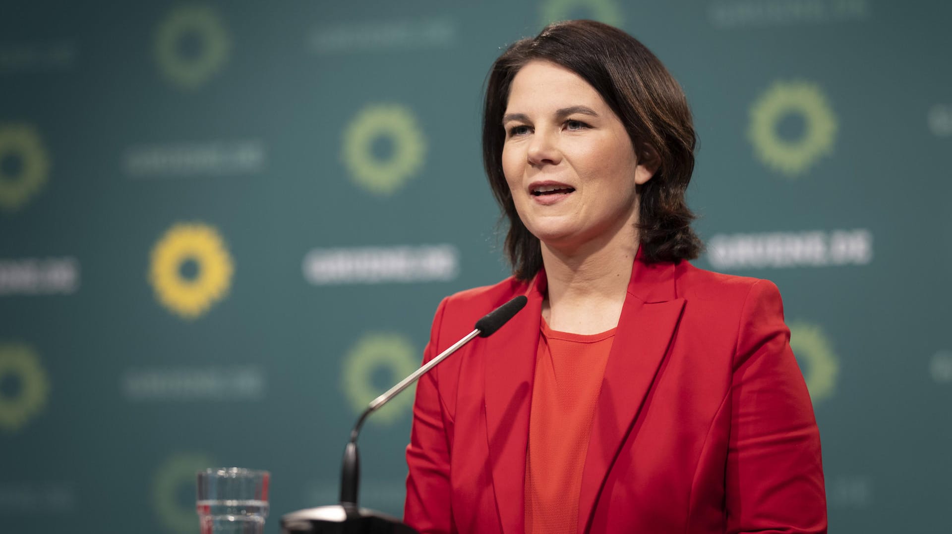 Annalena Baerbock auf einer Pressekonferenz: Die grüne Kanzlerkandidatin liegt mit ihrer Partei vor der CDU, auch in ihren persönlichen Umfragewerten lässt sie Unionskanzlerkandidat Armin Laschet hinter sich.