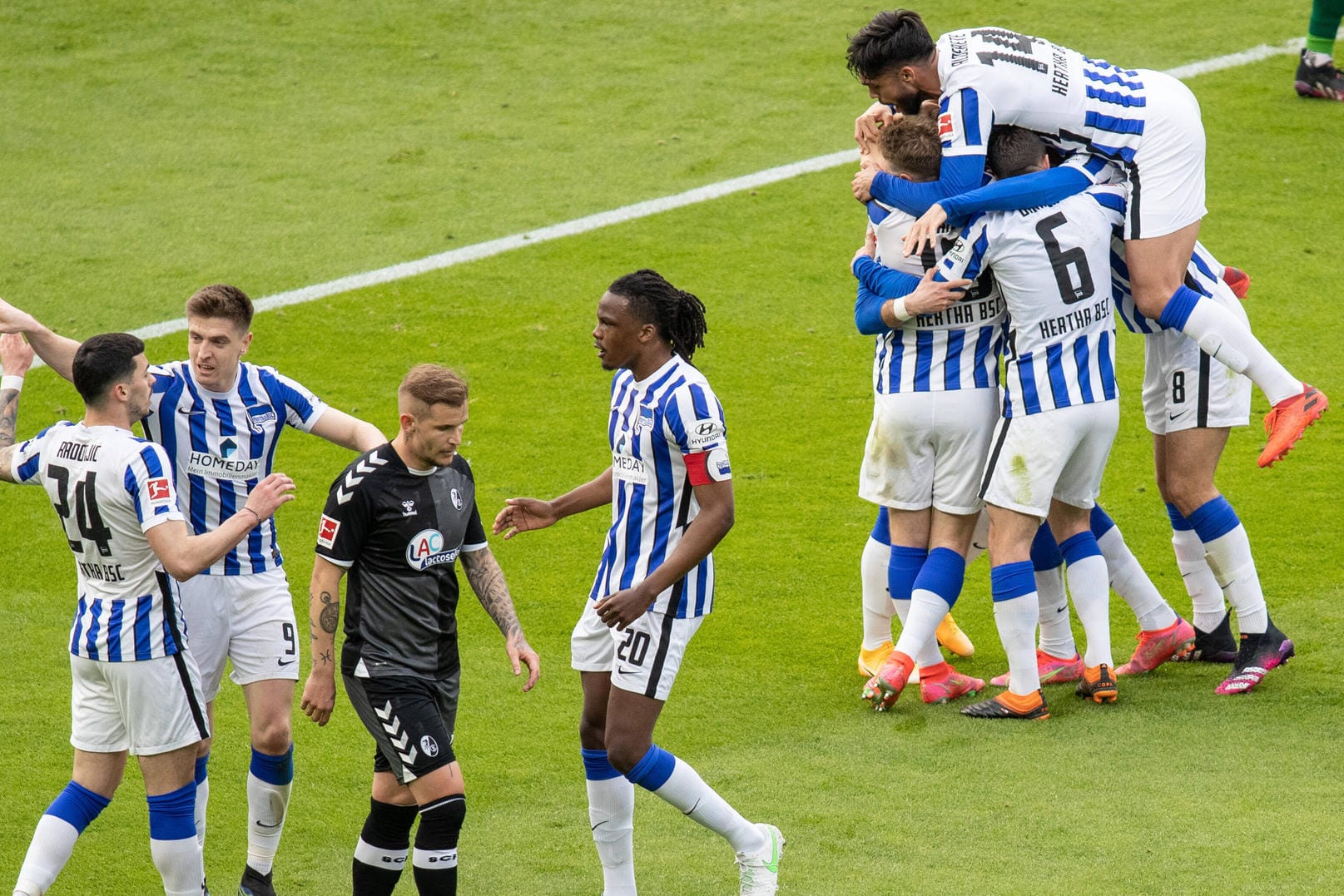 Berlin, 06.05.2021, Fussball, Bundesliga, 30. Spieltag, Hertha BSC - SC Freiburg, Olympiastadion. Herthas Nemanja Radon