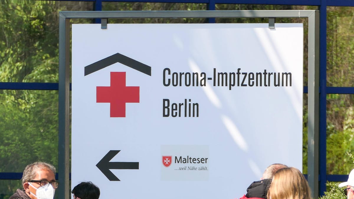 Corona-Impfkampagne in Berlin: Senat zeigt Mittelfinger auf Twitter