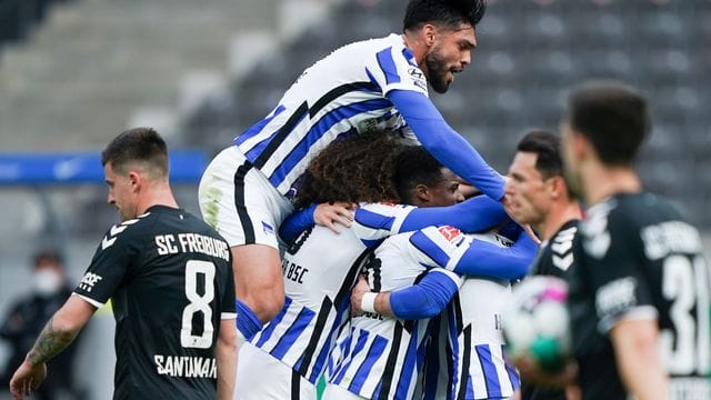 Herthas Spieler freuen sich über das Tor zum 2:0 durch Peter Pekarik. Herthas Spieler freuen sich über das Tor zum 2:0 durch Peter Pekarik.