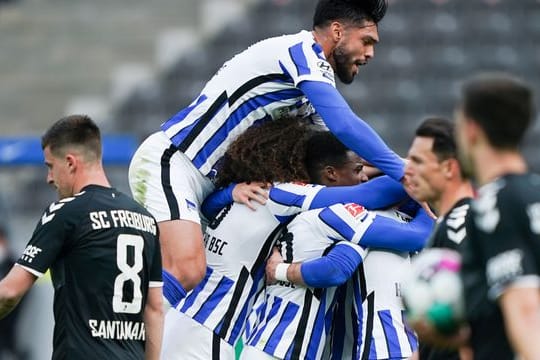 Herthas Spieler freuen sich über das Tor zum 2:0 durch Peter Pekarik.