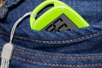 Ein Schrittzähler motiviert zu mehr Bewegung: Auch günstige Fitnessarmbänder messen die täglichen Schritte.