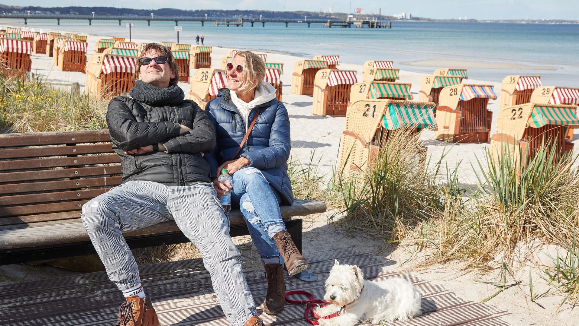 Endlich wieder Urlaub. Hier auf einer Bank am Strand in Scharbeutz an der Ostsee.