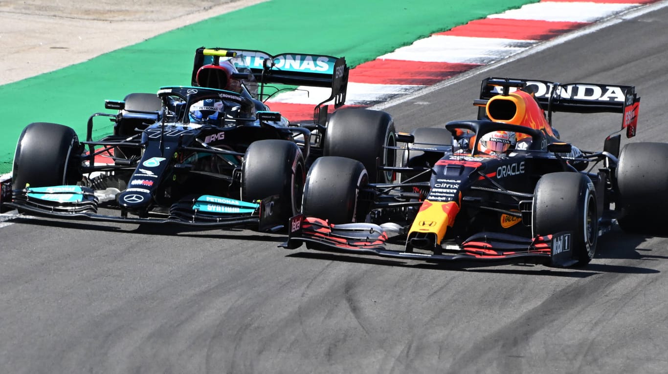 Red Bull (r. Max Verstappen) und Mercedes (hier Valtteri Bottas) beharken sich nicht nur auf der Strecke um die Vormachtstellung in der Formel 1.