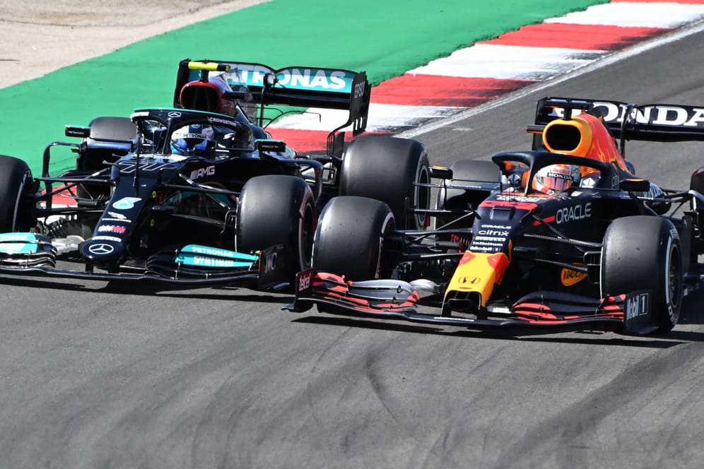 Red Bull (r. Max Verstappen) und Mercedes (hier Valtteri Bottas) beharken sich nicht nur auf der Strecke um die Vormachtstellung in der Formel 1.