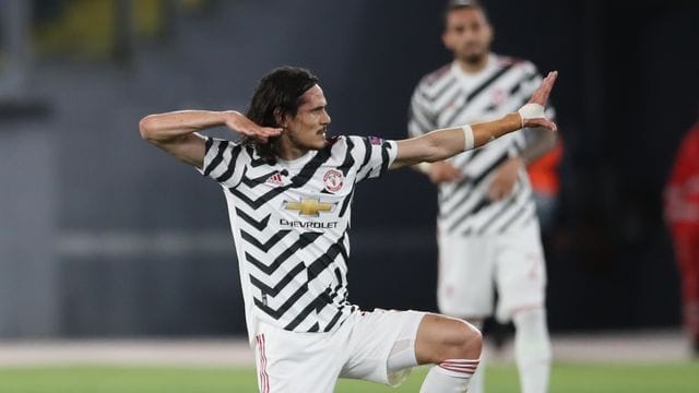 Manchester Uniteds Torschütze Edinson Cavani (l) feiert sein Tor zum zwischenzeitlichen 2:2-Ausgleich.