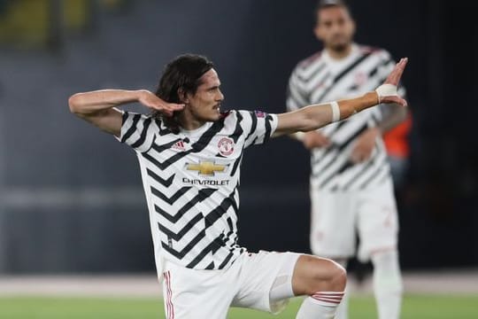 Manchester Uniteds Torschütze Edinson Cavani (l) feiert sein Tor zum zwischenzeitlichen 2:2-Ausgleich.