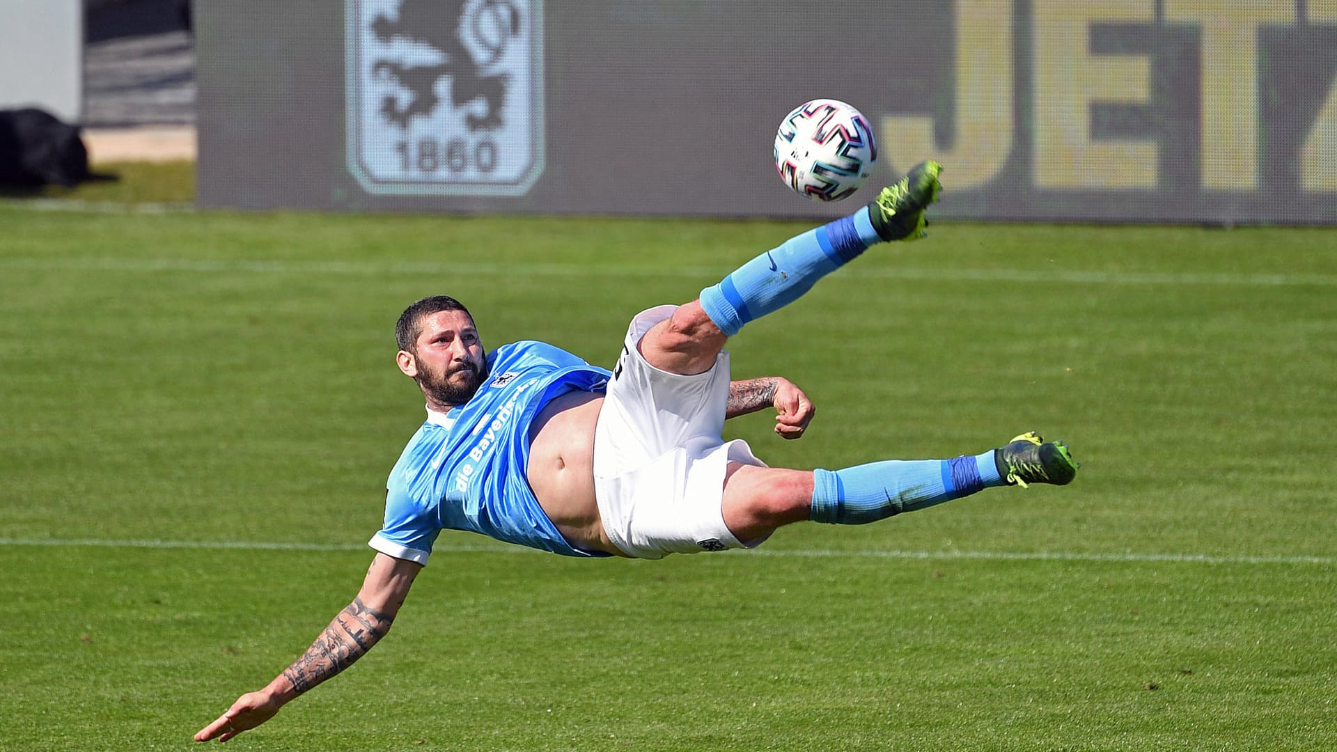 Seitfallzieher von Sascha MOELDERS (TSV 1860 Muenchen). Aktion,Einzelaktion,Einzelbild, Freisteller,Ganzkoerperaufnahme, Seitfallzieher von Sascha MOELDERS (TSV 1860 Muenchen). Aktion,Einzelaktion,Einzelbild, Freisteller,Ganzkoerperaufnahme,