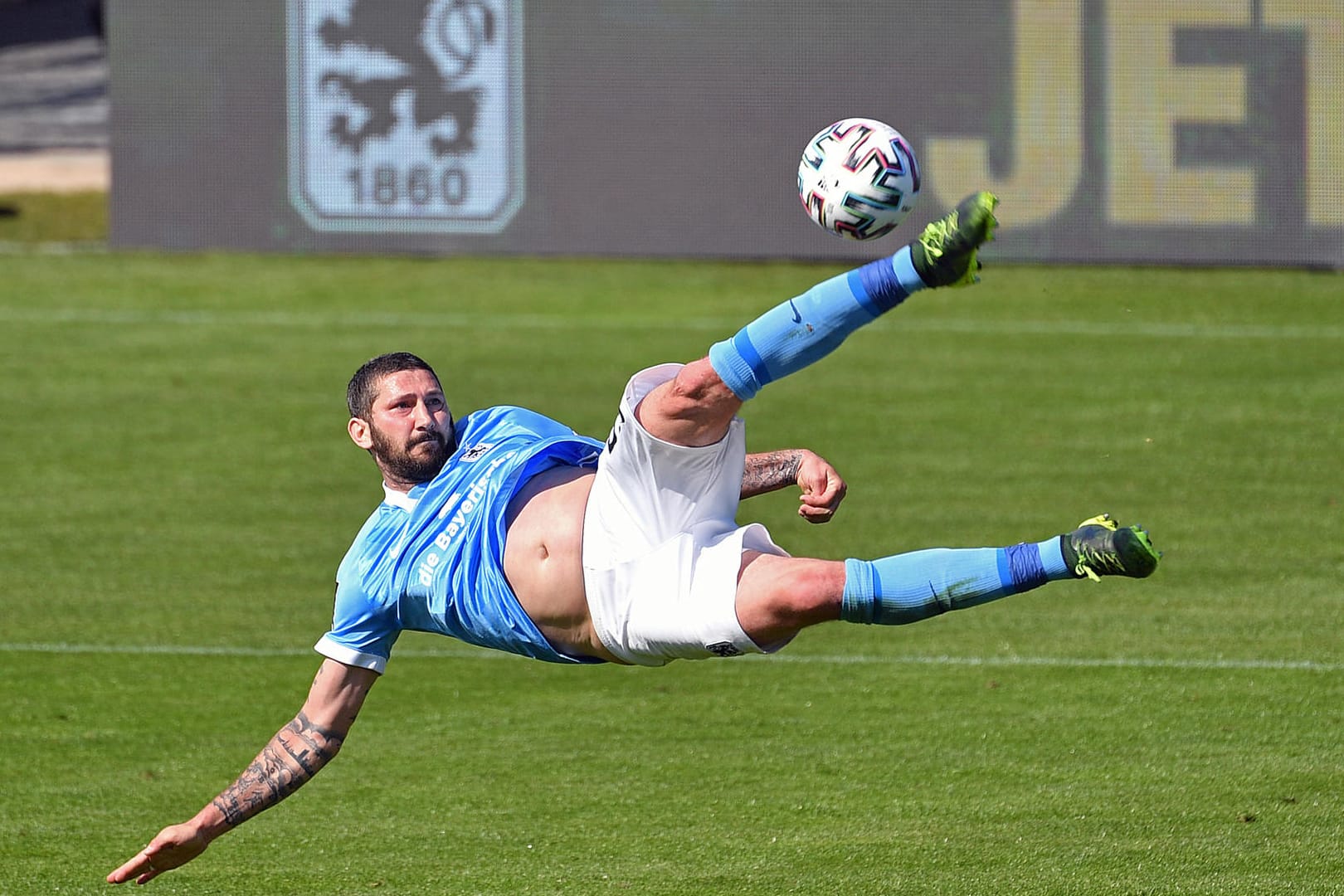 Seitfallzieher von Sascha MOELDERS (TSV 1860 Muenchen). Aktion,Einzelaktion,Einzelbild, Freisteller,Ganzkoerperaufnahme,