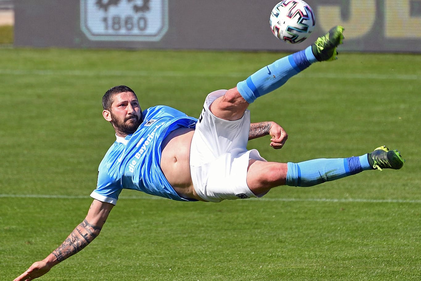 Seitfallzieher von Sascha MOELDERS (TSV 1860 Muenchen). Aktion,Einzelaktion,Einzelbild, Freisteller,Ganzkoerperaufnahme,
