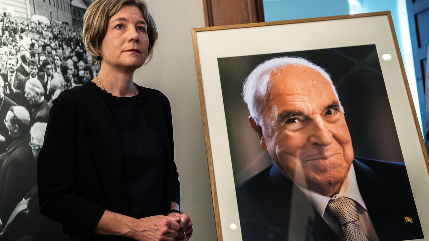 Maike Kohl-Richter übergibt Porträt von Altbundeskanzler Kohl (Archivbild): Eine Stiftung für Kohl wird derzeit von seiner Witwe abgelehnt.