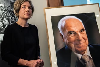 Maike Kohl-Richter übergibt Porträt von Altbundeskanzler Kohl (Archivbild): Eine Stiftung für Kohl wird derzeit von seiner Witwe abgelehnt.