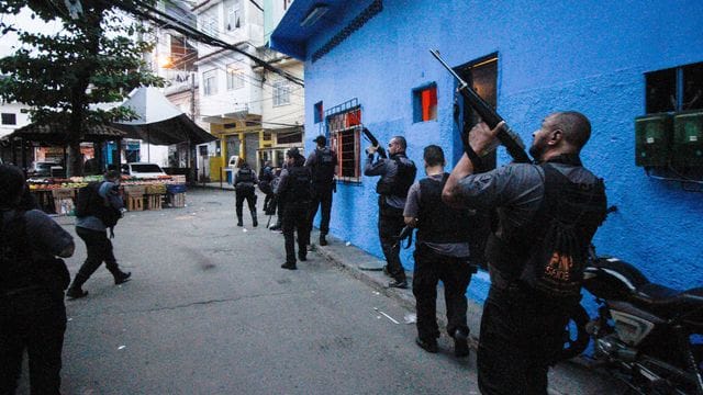 Polizisten führen einen Einsatz gegen Banden in der Favela Jacarezinho durch.