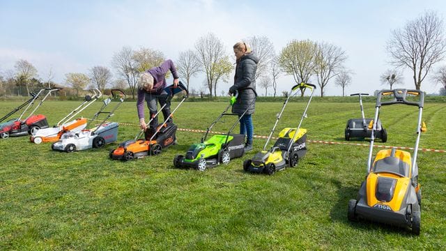 Die Akku-Rasenmäher wurden vom Team auf einem großen Sportplatz getestet.