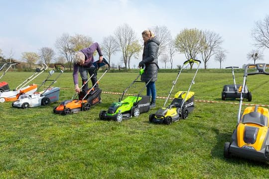 Die Akku-Rasenmäher wurden vom Team auf einem großen Sportplatz getestet.