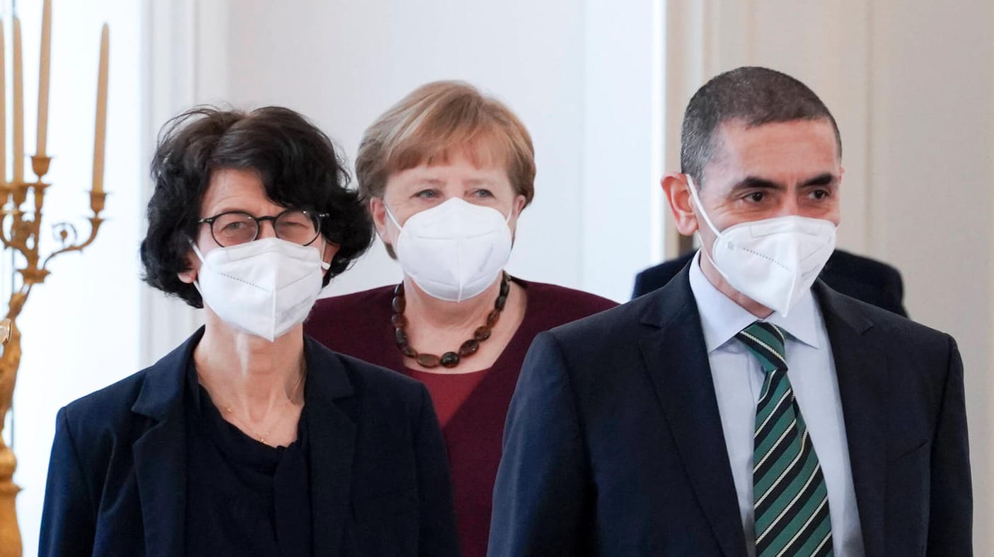 Angela Merkel mit den Biontech-Gründern Özlem Türeci und Ugur Sahin: Die Bundesregierung warnt vor einer Freigabe von Patenten.