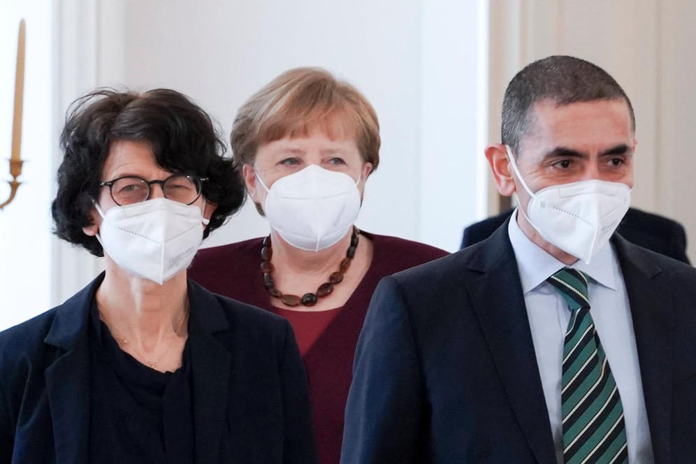 Angela Merkel mit den Biontech-Gründern Özlem Türeci und Ugur Sahin: Die Bundesregierung warnt vor einer Freigabe von Patenten.