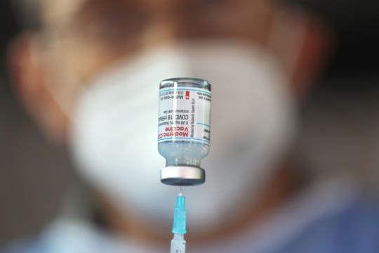 Lockerungen der Corona-Beschränkungen für Geimpfte und Genesene blicken die Menschen in Deutschland einer Umfrage zufolge mit gemischten Gefühlen entgegen.