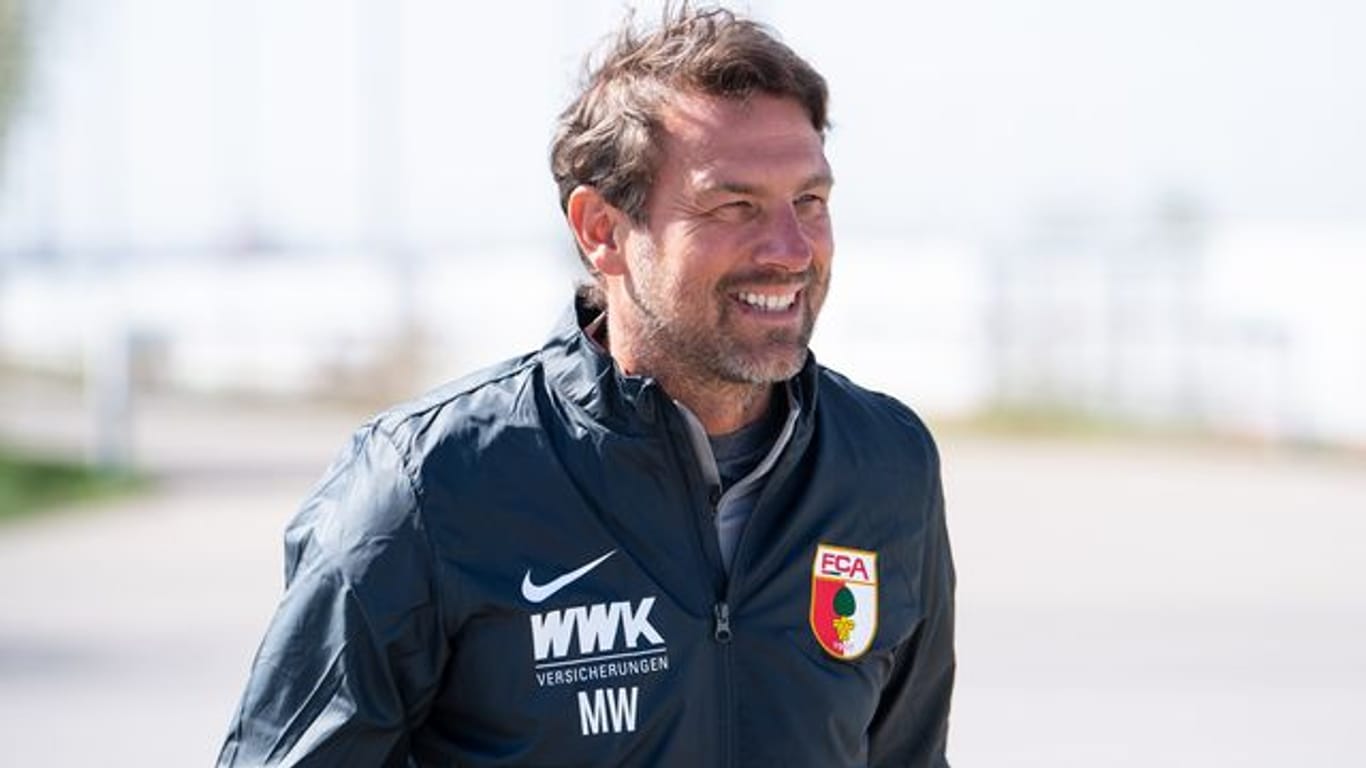 Der neue Chef-Trainer Markus Weinzierl kommt zum Training.