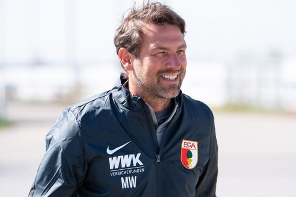 Der neue Chef-Trainer Markus Weinzierl kommt zum Training.