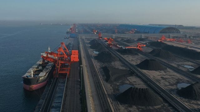 Chinas jährlicher Ausstoß von Treibhausgasen übersteigt nach einer neuen Studie erstmals die Emissionen aller entwickelten Länder zusammen. Chinas jährlicher Ausstoß von Treibhausgasen übersteigt nach einer neuen Studie erstmals die Emissionen aller entwickelten Länder zusammen.