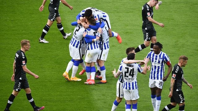 Herthas Spieler freuen sich nach dem Sieg.