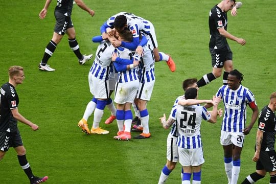 Herthas Spieler freuen sich nach dem Sieg.
