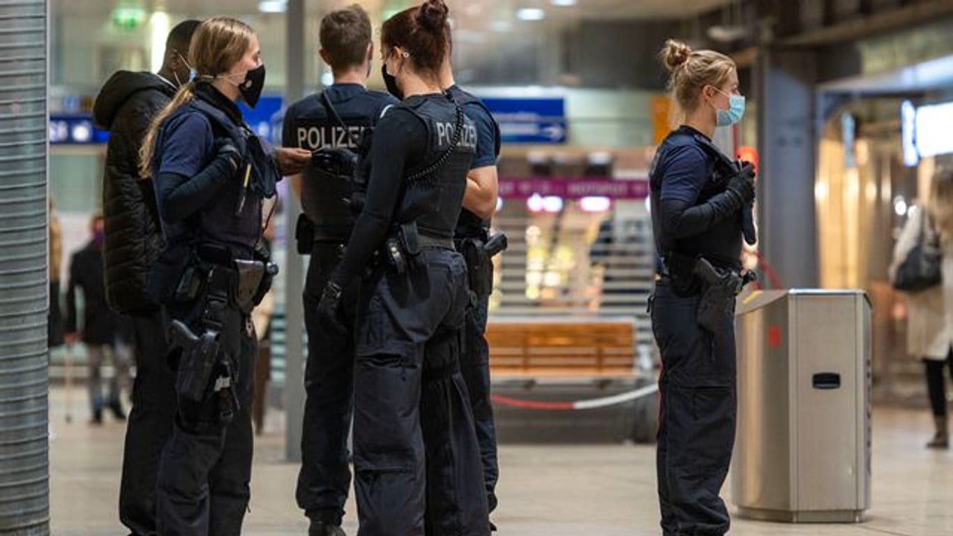 Polizisten kontrollieren im Hauptbahnhof Köln einen Mann (Archivbild): Im Bahnhof sind Waffen am Wochenende verboten.