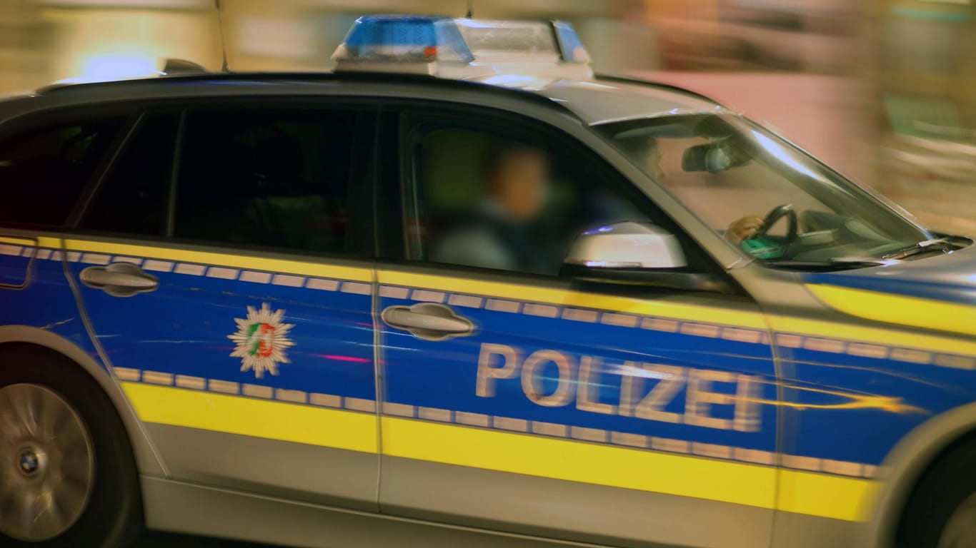Eine Polizeistreife während der Fahrt (Archivbild): In Essen soll ein Senior ein Kind überfahren haben und anschließend geflüchtet sein.