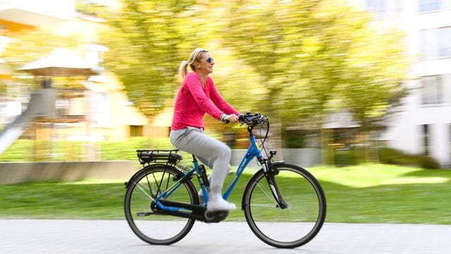 Am besten erstmal herantasten: Die unerwartet einsetzende Motorunterstützung, das hohe Gewicht und der veränderte Schwerpunkt sind beim Pedelec gewöhnungsbedürftig.
