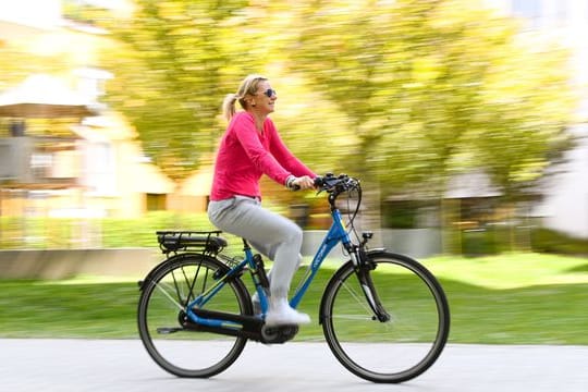 Am besten erstmal herantasten: Die unerwartet einsetzende Motorunterstützung, das hohe Gewicht und der veränderte Schwerpunkt sind beim Pedelec gewöhnungsbedürftig.