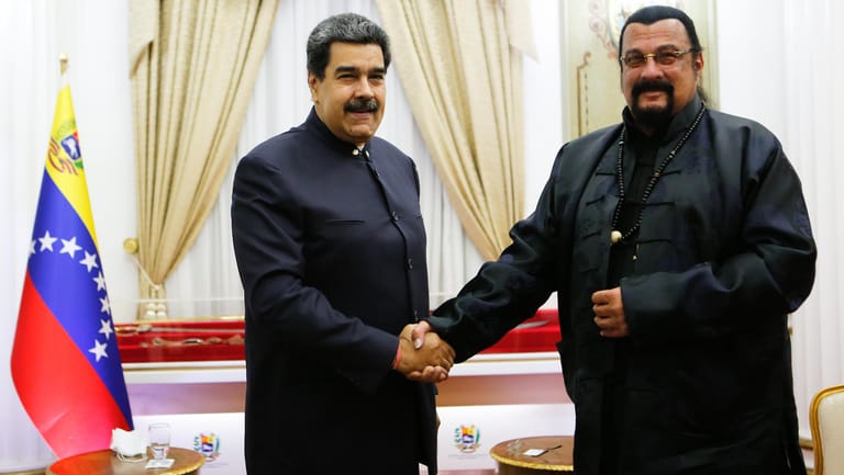Venezuela, Caracas: Nicolas Maduro, Präsident von Venezuela, und Schauspieler Steven Seagal geben sich die Hand.