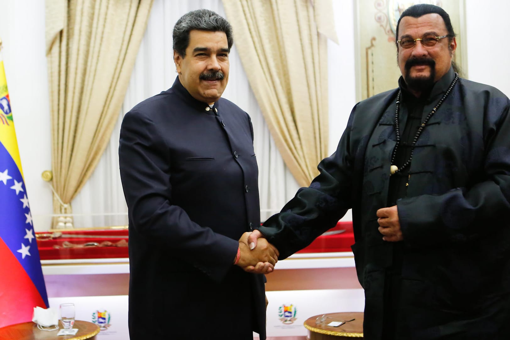 Venezuela, Caracas: Nicolas Maduro, Präsident von Venezuela, und Schauspieler Steven Seagal geben sich die Hand.