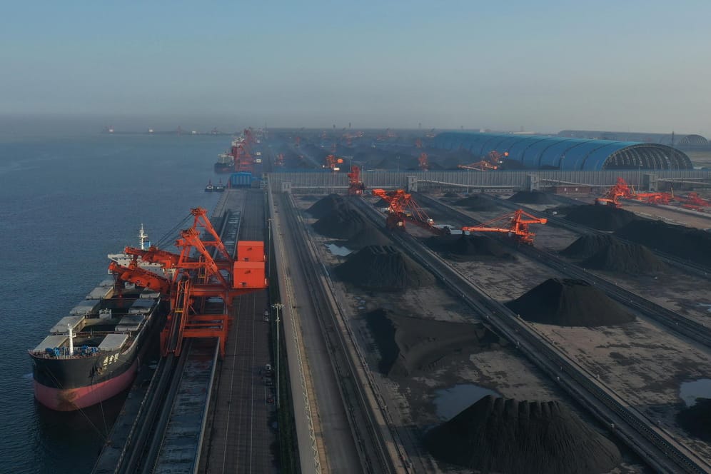 Hafens Caofeidian in der nordchinesischen Provinz Hebei: Hier wird Kohle entladen.