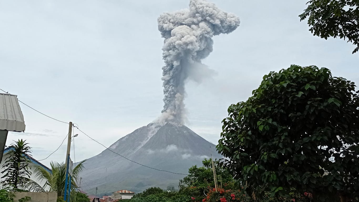 Der Berg Sinabung setzt während eines Ausbruchs in Karo, Nordsumatra, Indonesien vulkanisches Material frei: Der Sinabung ist einer von mehr als 120 aktiven Vulkanen in Indonesien.