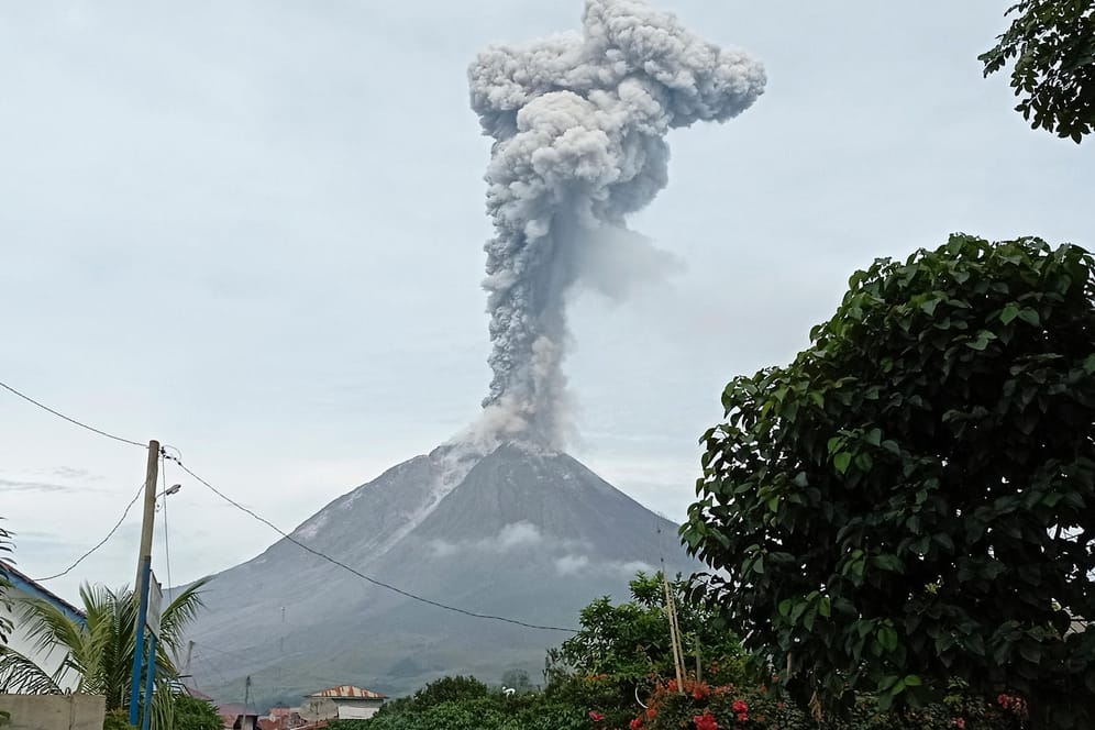Der Berg Sinabung setzt während eines Ausbruchs in Karo, Nordsumatra, Indonesien vulkanisches Material frei: Der Sinabung ist einer von mehr als 120 aktiven Vulkanen in Indonesien.