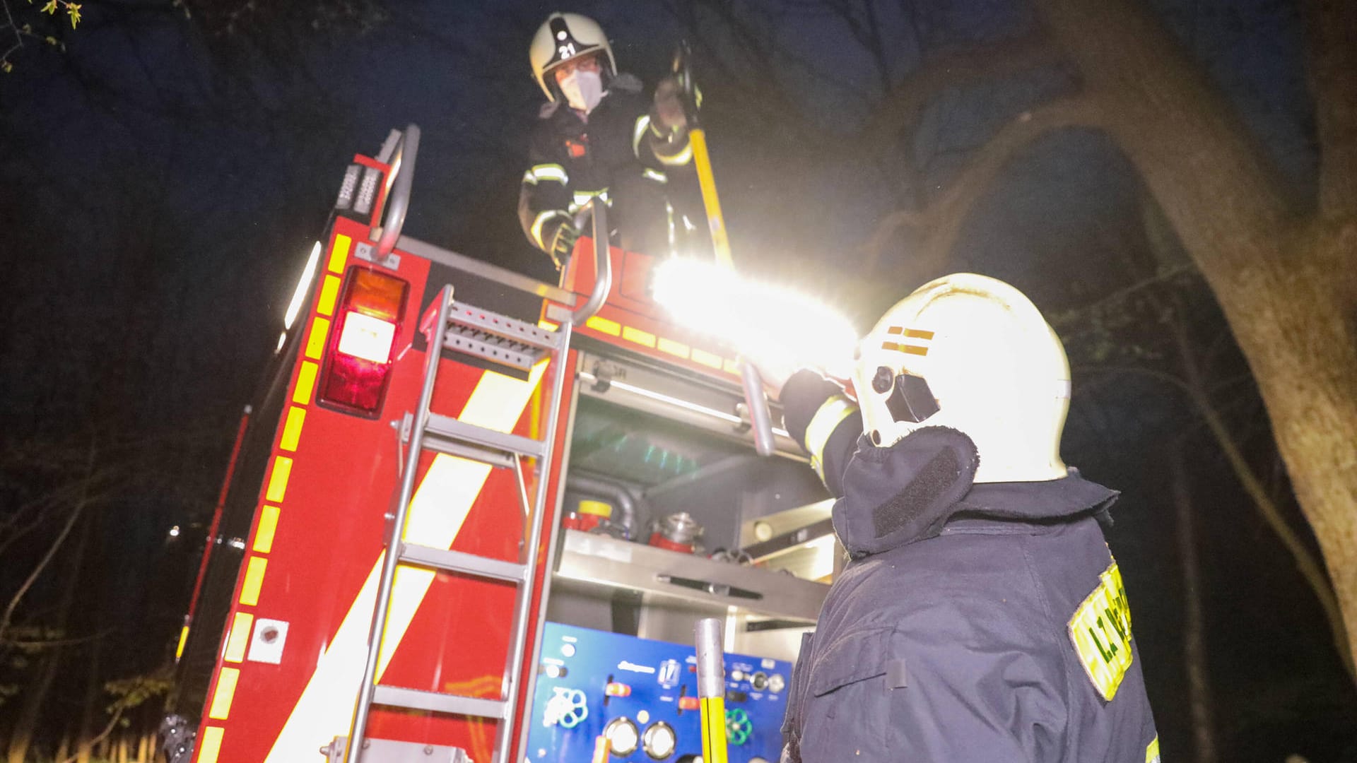 Feuer in Spandau: 40 Einsatzkräfte waren vor Ort, um den Brand zu löschen. (Symbolbild) Feuer in Spandau: 40 Einsatzkräfte waren vor Ort, um den Brand zu löschen. (Symbolbild)