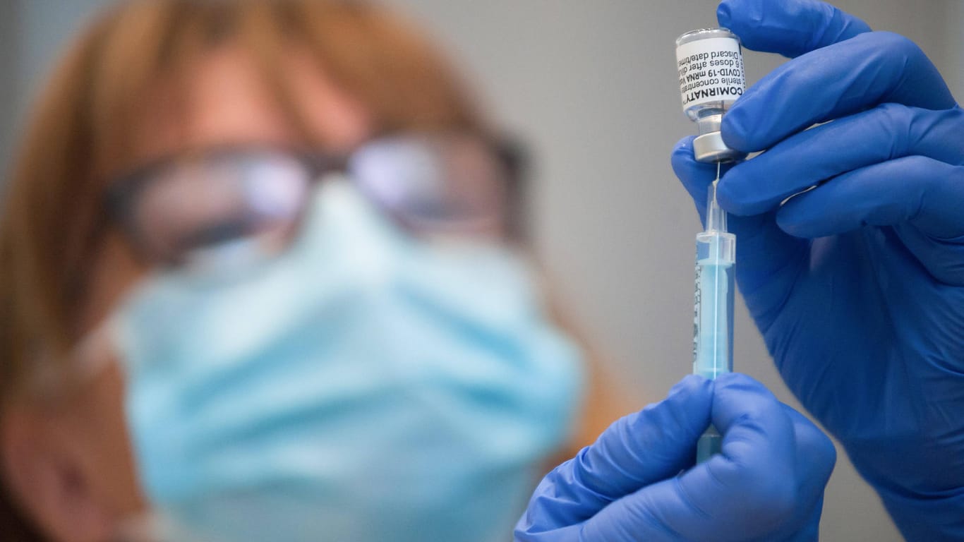 Impfkampagne in Berlin: Eine unbekannte Person hat eine Ampulle des begehrten Biontech-Impfstoffs aus einer Praxis geklaut.