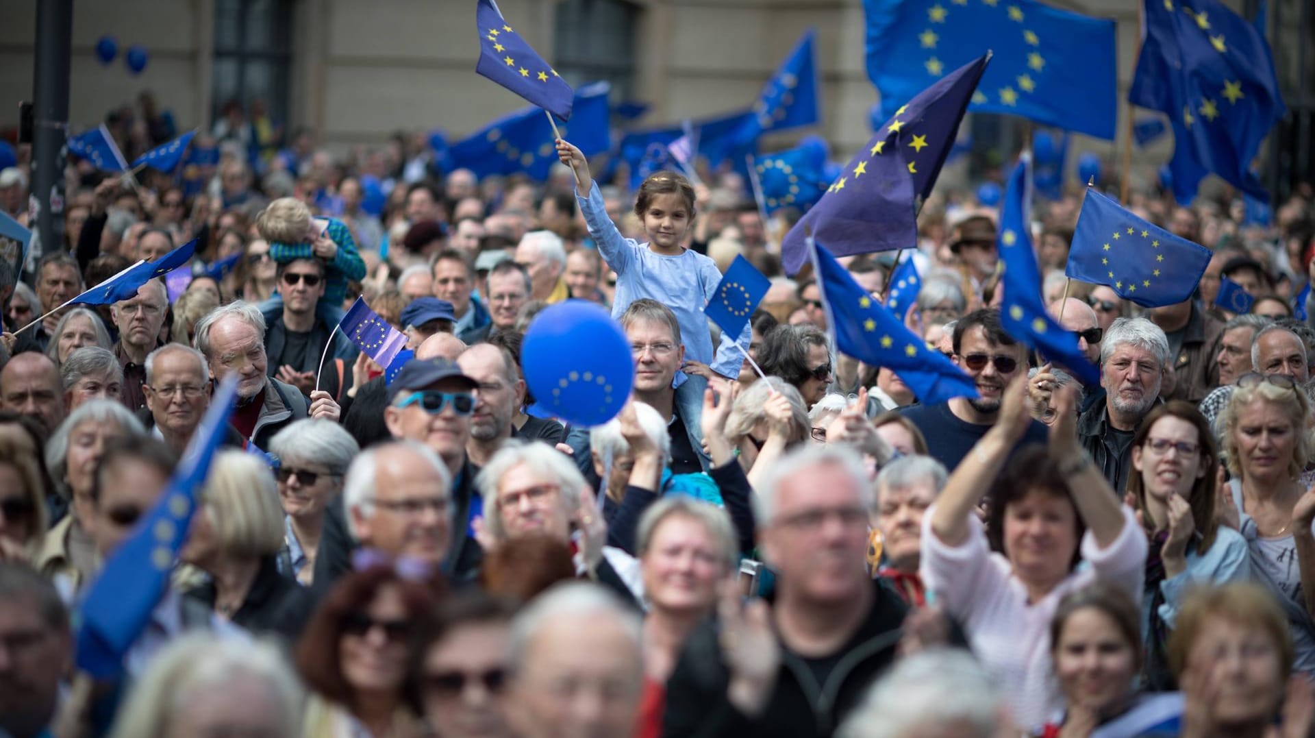 Pro-europäische Demonstranten in Berlin: Wird die Zukunftskonferenz das Versprechen enger Bürgerbeteiligung am Reformprozess einlösen?