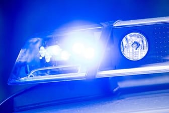 Ein Blaulicht leuchtet an einer Polizeistreife (Symbolbild): In Hagen haben Kinder eine Bank von einer Brücke auf eine Straße geworfen.