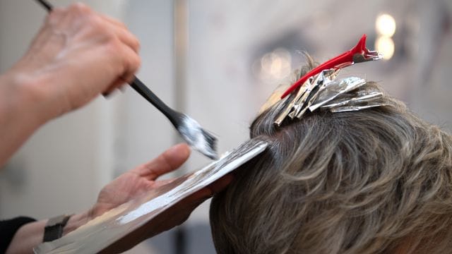 Geimpfte und Genesene können nun zum Beispiel wieder ohne negativen Corona-Test zum Friseur gehen. Geimpfte und Genesene können nun zum Beispiel wieder ohne negativen Corona-Test zum Friseur gehen.