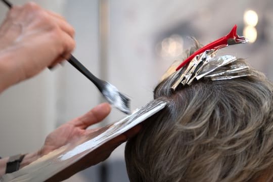 Geimpfte und Genesene können nun zum Beispiel wieder ohne negativen Corona-Test zum Friseur gehen.