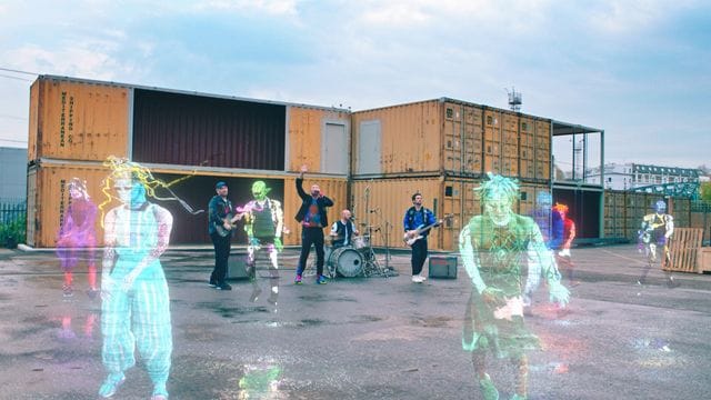 Futuristisch: Coldplay präsentieren ihre neue Single inmitten von tanzenden Hologrammen.