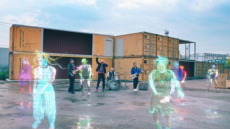 Futuristisch: Coldplay präsentieren ihre neue Single inmitten von tanzenden Hologrammen.