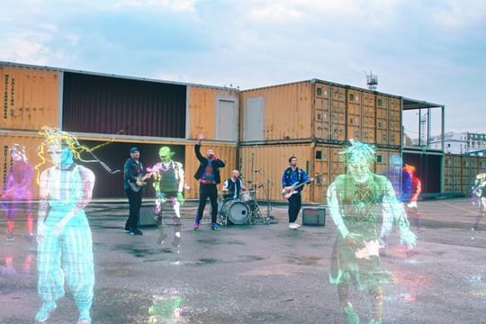 Futuristisch: Coldplay präsentieren ihre neue Single inmitten von tanzenden Hologrammen.