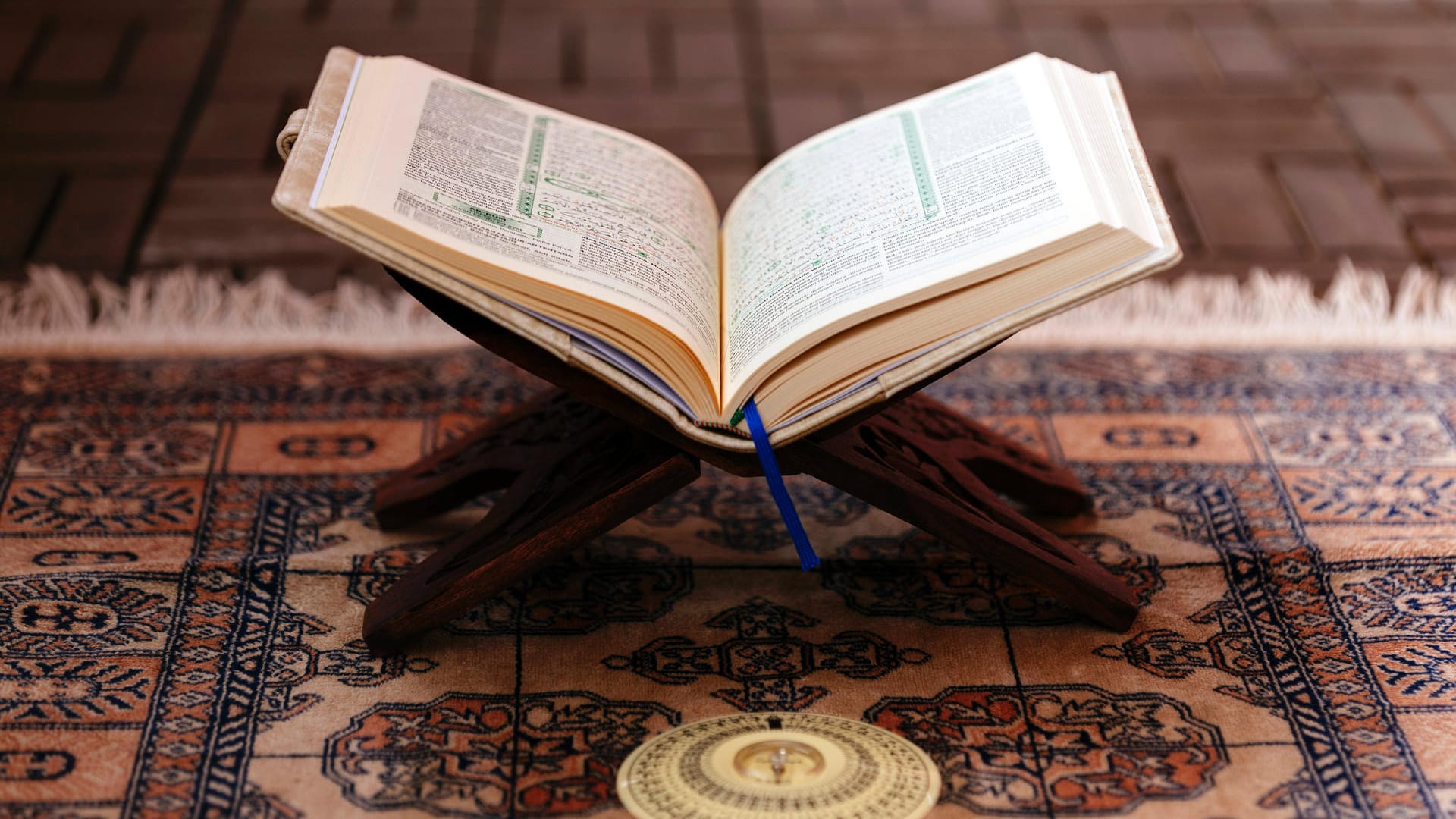 Ein aufgeschlagener Koran steht am Boden (Symbolbild): Statt in einer Moschee beten viele Muslime während der Pandemie zu Hause.