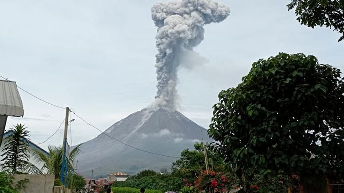 Der etwa 2460 Meter hohe Sinabung blieb jahrhundertelang ruhig, doch seit 2010 bricht er immer wieder aus.